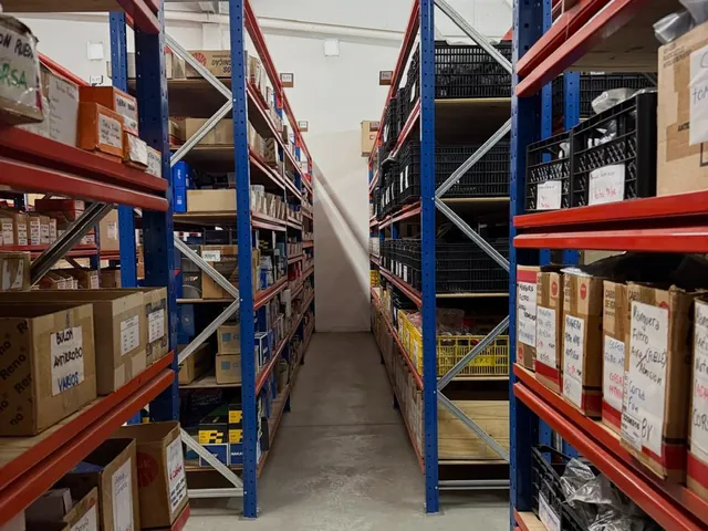 Estanterías del depósito con cajas de repuestos rotuladas por modelo