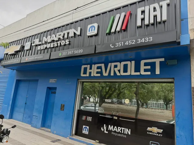 Frente de JL Martín Repuestos sobre Bv. Bulnes 2424, con los carteles de Chevrolet, Fiat y Mopar