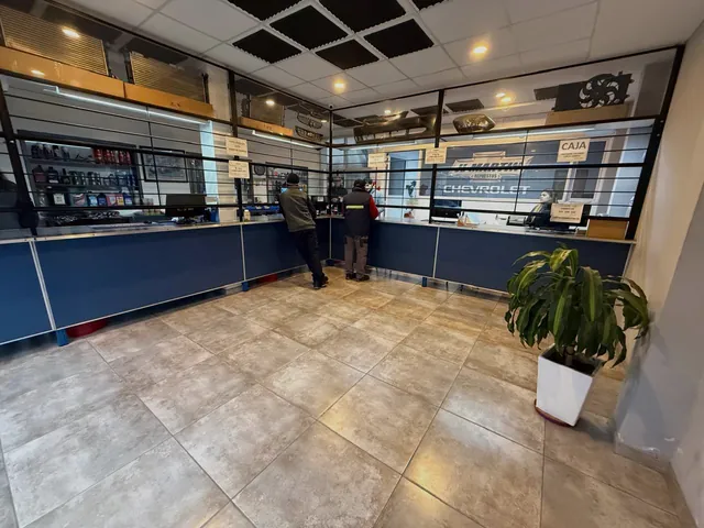 Salón de atención al público con mostrador y caja
